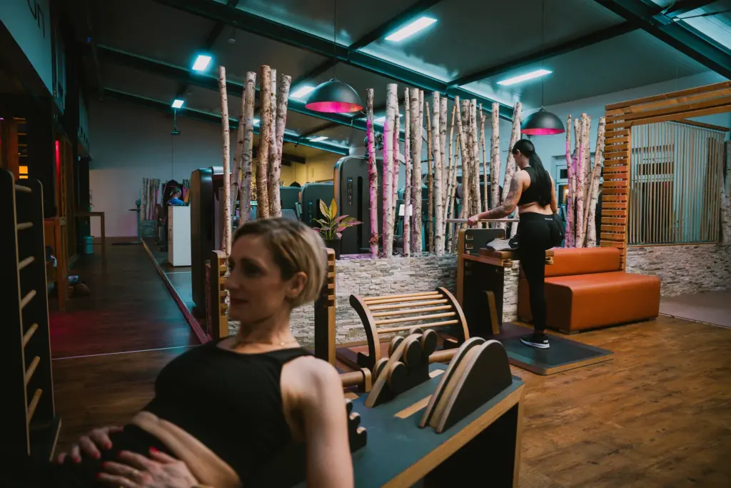 Pilates-Bereich mit Holzgeräten