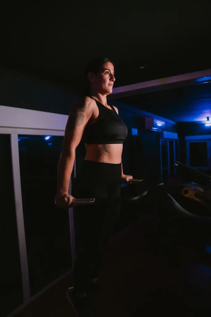 Sportlerin im seitlichen Licht